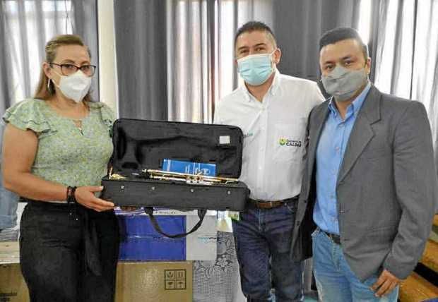 Foto| Carlos Mario Ríos | LA PATRIA Luz Estella Gil Calderón, rectora Institución Educativa San Antonio; Carlos Jaime Gallego Se