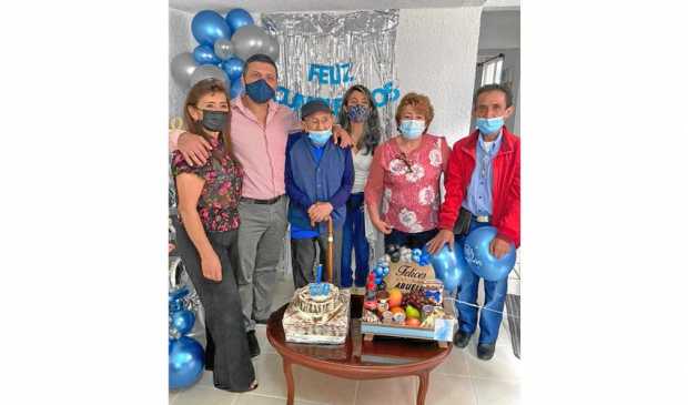 Foto | Guillermo Salgado Montoya | LA PATRIA Cumpleaños número 100 de Carlos Alonso Cabra Guzmán. En esta foto lo acompañas sus 