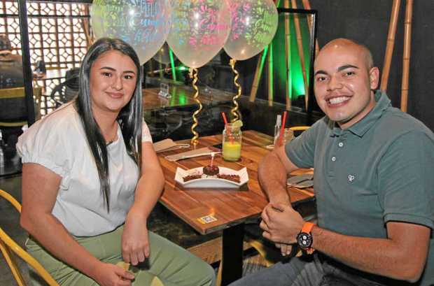 En el restaurante Patatería, Andrea González Duque celebró un año más de vida con un almuerzo en compañía de Valentín Arboleda I