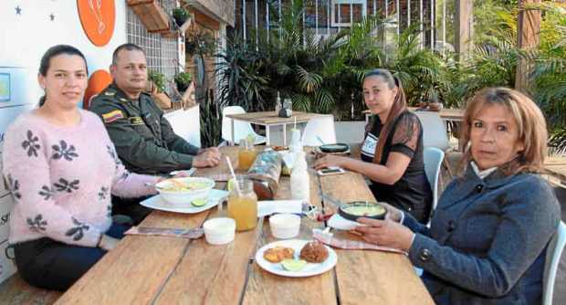 Foto/Argemiro Idárraga/LA PATRIA En la Sevichería Tito disfrutaron de un almuerzo familiar: Mónica Díaz, Elkin Gómez (mayor Poli