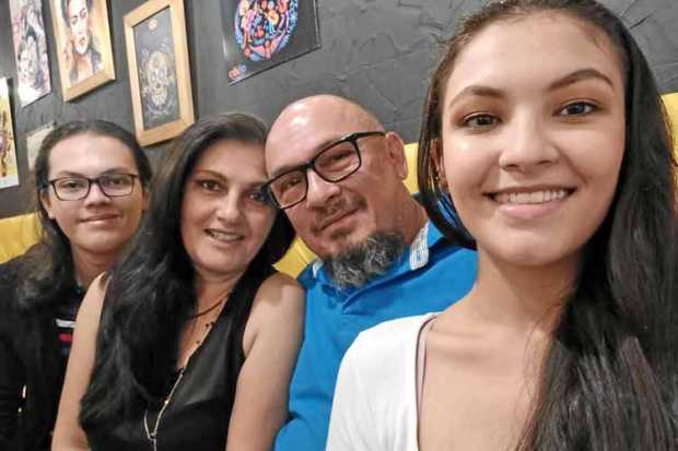 Fabio Marín fue homenajeado por su cumpleaños. Su familia Juan Camilo Marín Betancourth, Luz Deisy Betancurth Giraldo y Daniela 