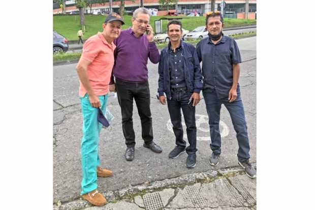Foto | Cortesía |LA PATRIA Henry Giraldo, Mario César Otálvaro y los ciclistas Nelson Cacaito Rodríguez y Rubén Darío el Diablo 