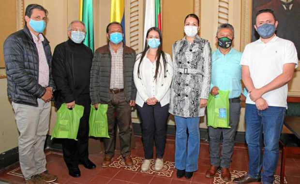 Andrés Elías Barrero, jefe asuntos cooperativos Industria Licorera de Caldas; acompaña a los periodistas: José Fernando Rodas Ri