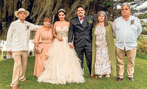 Felipe Peña Castillo y Gilma Velandia de Peña, papás de la novia, y María Eugenia Gómez Morales y Javier Echavarría Carvajal, pa
