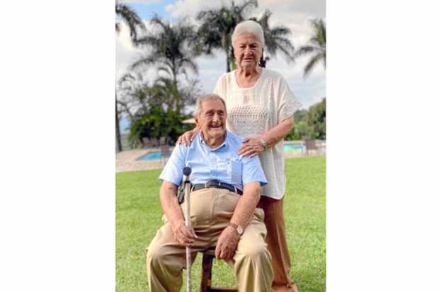 Don Jaime Calderón Giraldo, en compañía de su esposa Lucía Uribe Ocampo.