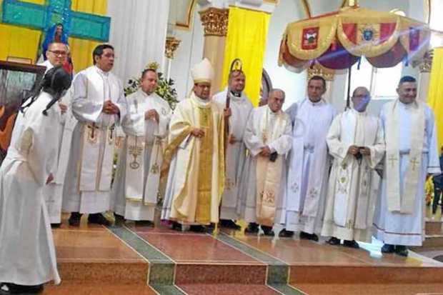 Foto|Henry Giraldo|LA PATRIA Monseñor Hency Martínez Vargas, obispo de la Diócesis La Dorada - Guaduas, estuvo en Manzanares (Ca