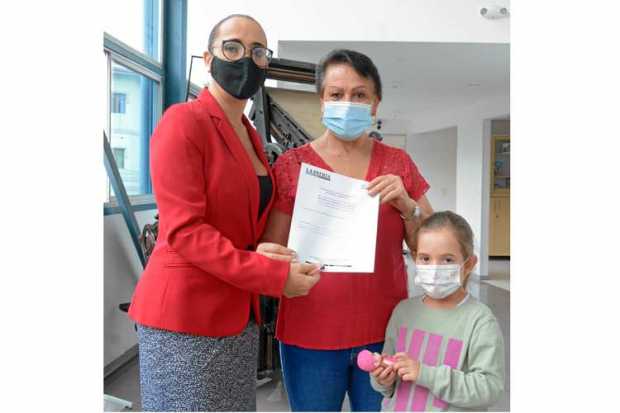 María Sofía Llano acudió con su nieta Manuela Ocampo Ospina a reclamar su premio del viaje a Santa Marta. Lo entregó la Jefe de 