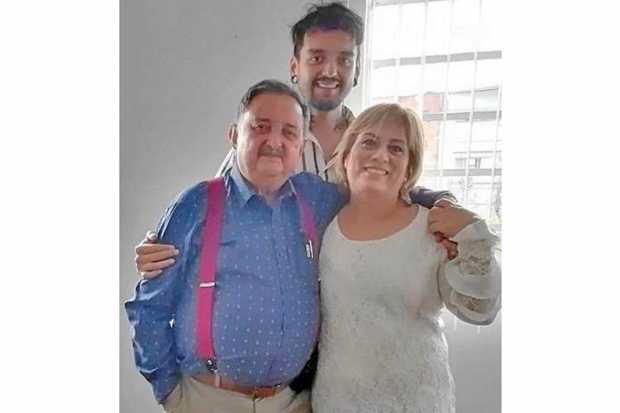 A Bernardo Forero Muñoz lo acompañan: Carlos Arturo y María Isabel Pineda García