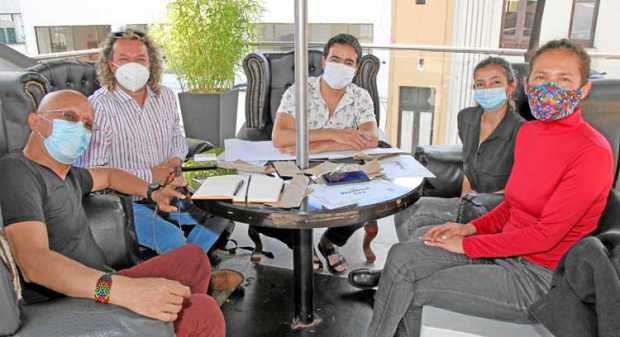 Winston Licona Calpe, Guillermo Gómez Cerón, Mauricio López Orozco, Diana Ramírez Castaño y Lucio Hernández, integrantes del Cen