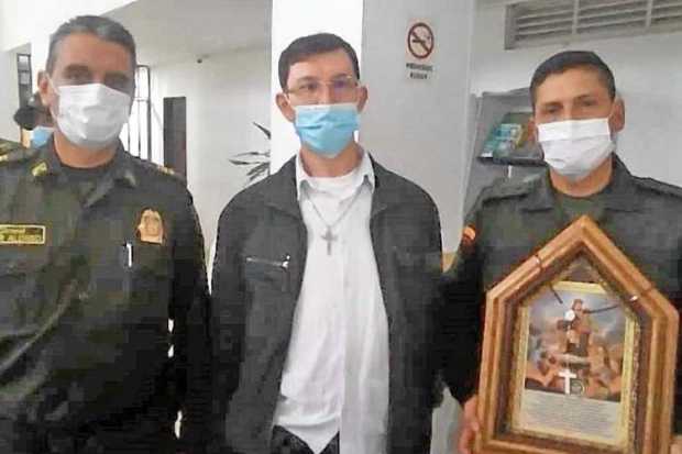 Jhon Jairo Vásquez Gómez, ministro extraordinario de la sagrada comunión del comando de La Policía, nos envía esta imagen en la 