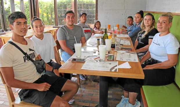 Deportistas de Medellín y Manizales se reunieron en un almuerzo en el restaurante La Farfalla: Mateo Giraldo, Mariana Libreros, 