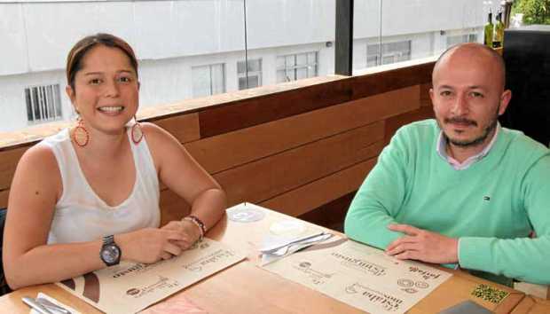 Almuerzo en el restaurante La Farfalla para celebrar el cumpleaños de Vanessa Urrea Castellanos, la acompaña Daniel Loaiza Corre