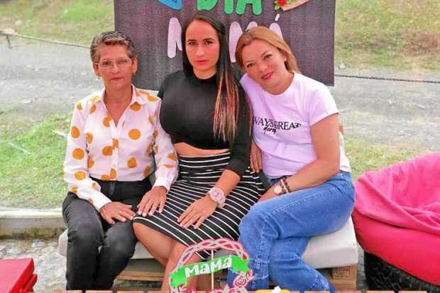 A la señora Olga Patricia Mora le celebran el día de la madre Luz Stella Martínez Mora y Luz Miriam Posada.