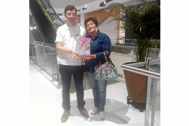 Néstor Jaime Ospina celebró el día del maestro en compañía de la profesora Lucila Castaño Zuleta. Agradeció por la formación rec