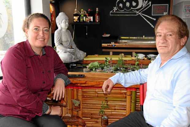 Foto|Argemiro Idárraga|LA PATRIA En el restaurante Sakura se reunieron Erin Donaldson y Pedro León Mejía.