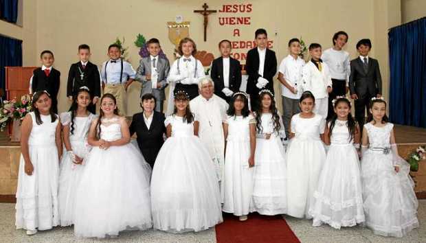 En el colegio Filipense se celebró la ceremonia de primeras comuniones a 20 niños y niñas.
