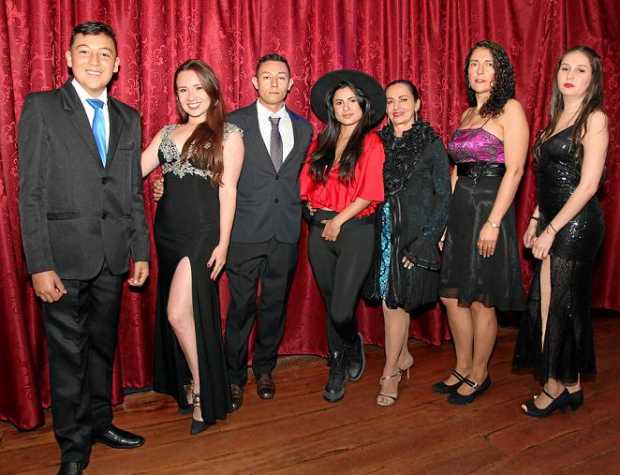 Juan David, María Paula, Cristian, Julián, Martha Cecilia, Carmenza y Paula.