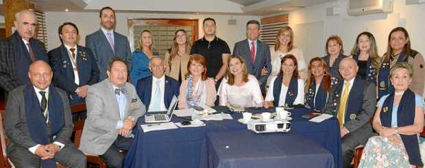 En el bar Las Olas del Club Manizales, se reunieron el Club Rotario para recibir la visita del gobernador rotario del Distrito 4
