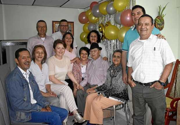 En la fotografía la familia Betancur Marín, muy reconocida de Villamaría, acompaña a don Rogelio en la celebración de sus 90 año