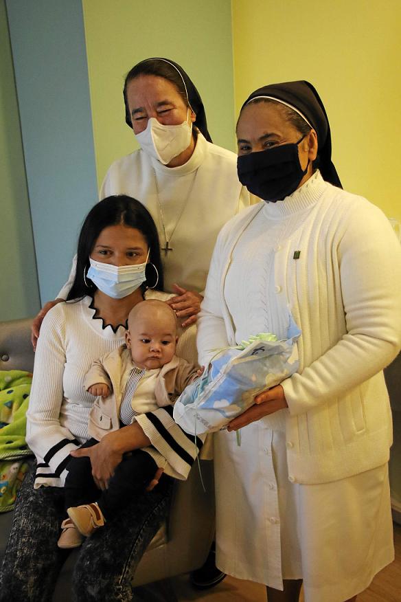 A Gina Erazo, estudiante de séptimo semestre de enfermería, y a Jerónimo Castañeda los acompañan las hermanas Aurora Cañas y Eli