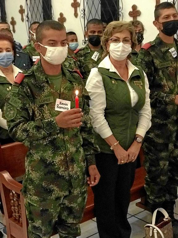 Ángela Gómez de Cárdenas fue la madrina de confirmación del soldado Kevin Ramiro López Marín durante la celebración de los bauti