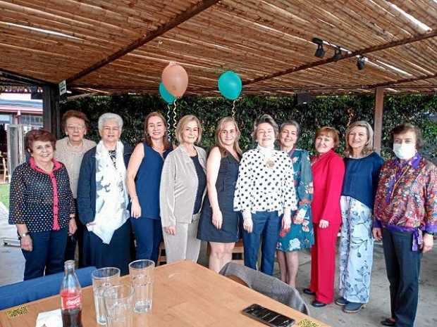 Para celebrar el cumpleaños de María Elena Pinzón, sus hijas, María Fernanda y Ana María Gutiérrez Pinzón, junto con un grupo de