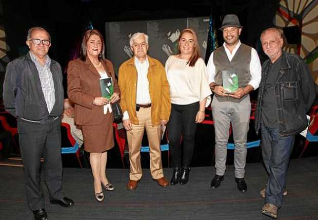 Foto|Argemiro Idárraga|LA PATRIA En El Teatro de Confa, se hizo la presentación del libro Arden las venas de mujer, de la escrit