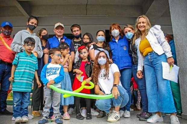 Foto | Alejandro Montaña | LA PATRIA     Miembros del Club Rotario Manizales y algunos beneficiarios posaron al término de la ac