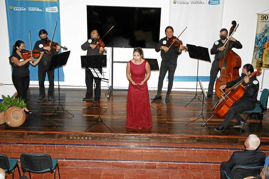 Presentación de la cantante lírica antioqueña Andrea Vargas acompañada por la Orquesta de Cámara de Caldas.