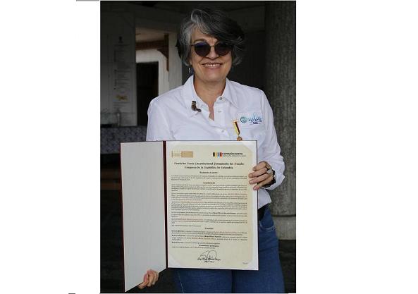La Comisión Sexta del Senado de la República de Colombia condecoro a la Señora Claudia María Agudelo Velez, por su trabajo dedic