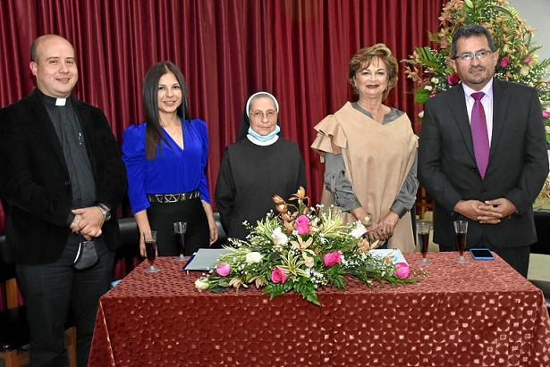 Héctor Adrián Gaviria Chica, capellán del colegio; Rosa Eugenia Peralta, presidenta del Consejo de Padres; sor Aurora Morales, r