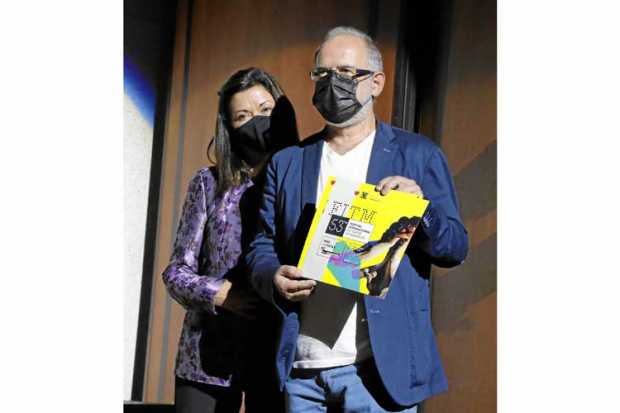 Se galardonó a Norka Chiapusso, presidente de la Red Eurolatinoamericano de Festivales de Artes Escénicas por acompañar y consol