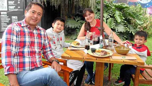 Foto|Argemiro Idárraga|LA PATRIA   En el restaurante Cortesana se celebró el día del Amor y la Amistad al que asistieron: Jhon F