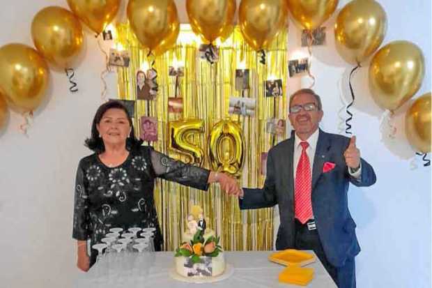En su residencia en Manizales se celebraron las bodas de oro de los esposos Antonio Hurtado y María Teresa Marín. Felicitaciones
