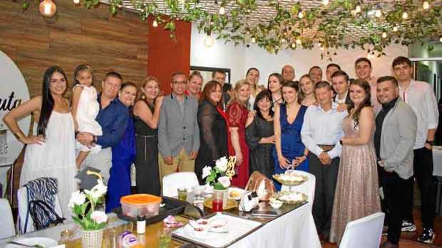 Con una cena en el restaurante Casa Grande, celebraron el título de fisioterapeuta a Manuela Giraldo Herrera. Felicitaciones.