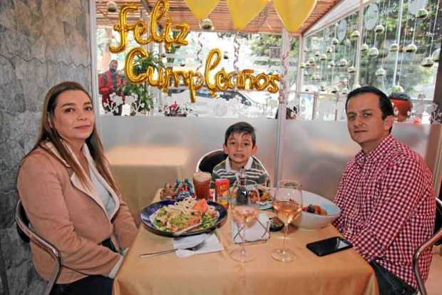 En el restaurante Sushi Time se ofreció un almuerzo con motivo del cumpleaños de Julián Gómez González, lo acompañaron Lina Marí