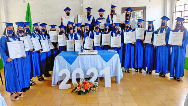 La Institución Educativa Daniel María López, del corregimiento San Daniel (Pensilvania), otorgó el grado de bachiller a 23 adult