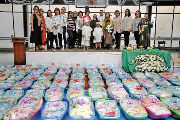 Foto | Darío Augusto Cardona S | LA PATRIA    La entrega protocolaria de las bañeras se hizo alfinalizar la misa en accion de gr