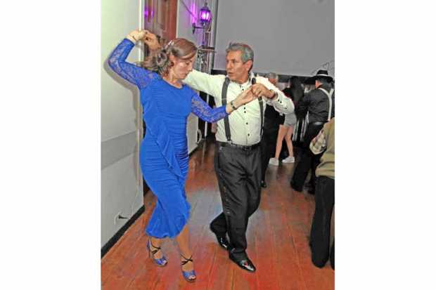 Presentación de la pareja de baile compuesta por Luis Sierra y Yolanda Valencia.