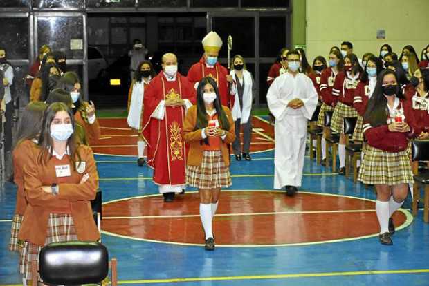 Foto | Ramón Ossa | LA PATRIA    Entrada de el arzobispo José Miguel Gómez al recinto donde se llevo acabo la ceremonia religios