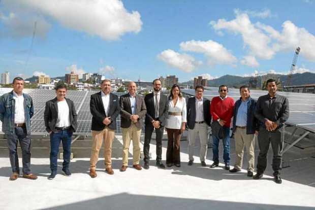 La Universidad Nacional, sede Manizales, presentó la generación de energía fotovoltaica, con paneles solares. Asistieron: Héctor