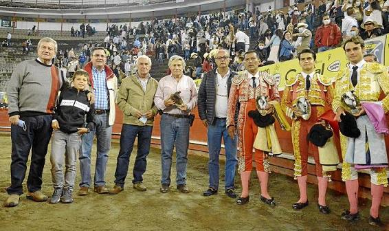 En la corrida de cierre se premiaron a los triunfadores. Fabián Escobar; Martín Escobar, Lorenzo Calderón, y Arturo Vallejo, int