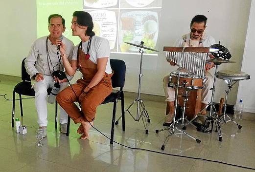 Jorge Enrique y Santiago cantaron para los asistentes al evento. Óscar Ramírez, al fondo.