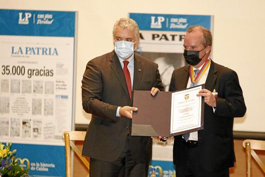 El Presidente Iván Duque entregó la Medalla al Mérito de las Comunicaciones Manuel Murillo Toro al director de LA PATRIA Nicolás