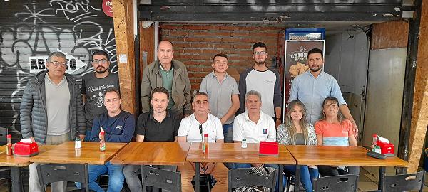 Fernando Galeano, después de 42 años de trabajo en el periódico LA PATRIA, alcanza su jubilación. Sus compañeros del área de Aut