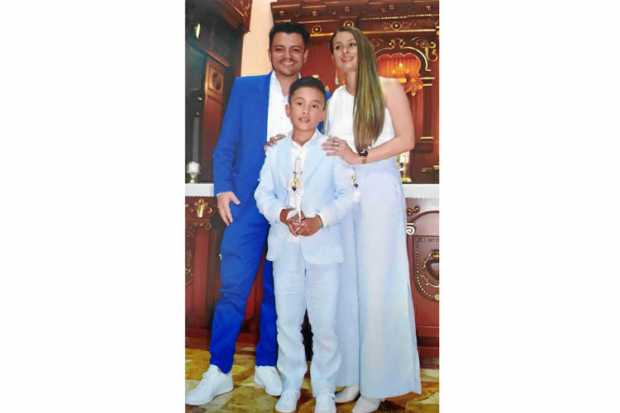 Foto | Archivo particular | LA PATRIA   Recibió por primera vez la eucaristía, el niño Jacobo Giraldo Cardona, hijo de Edwin And