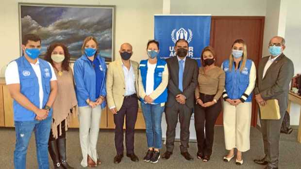 José María Mejía, oficial asociado ACNUR; Adriana Villegas Botero, Directora Comunicaciones y Mercadeo U. Manizales; Elisa Carla