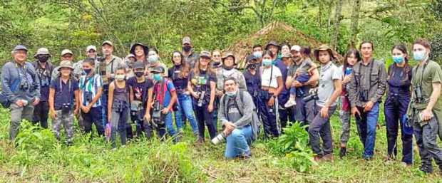 Participantes de la salida de observación de aves Vamos todos a pajarear en la ruta La Soledad, en Ríoclaro (Villamaría). La lid
