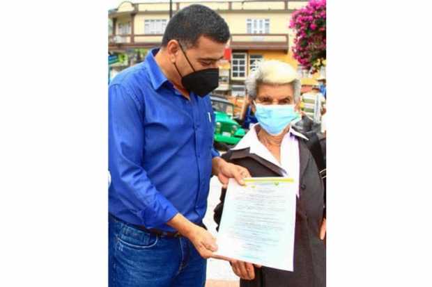 Foto | Henry Giraldo | LA PATRIA    La adulta mayor Elicenia Osorio de Osorio fue reconocida como la Adulto Mayor de Oro 2021. E