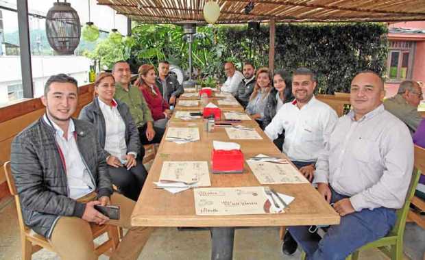 La compañía Kia Armotors llevó a cabo un almuerzo de trabajo al que asistieron:José Fernando Zuluaga, María Isabel Zapata, Jorge